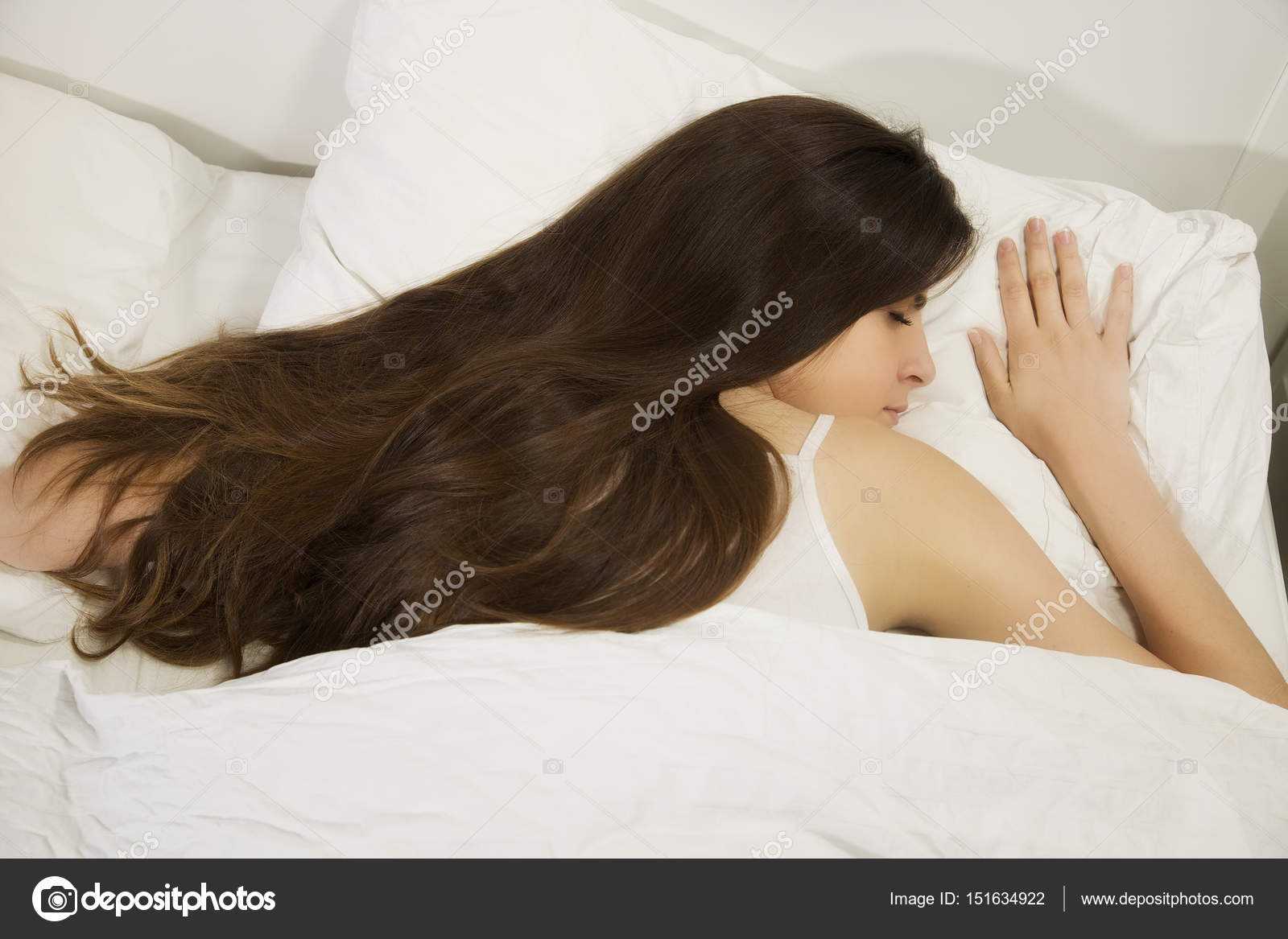 Спать с распущенными волосами или собранными. Длинные волосы на подушке. Женщина с длинными волосами на постели. Девушка с длинными волосами в постели.