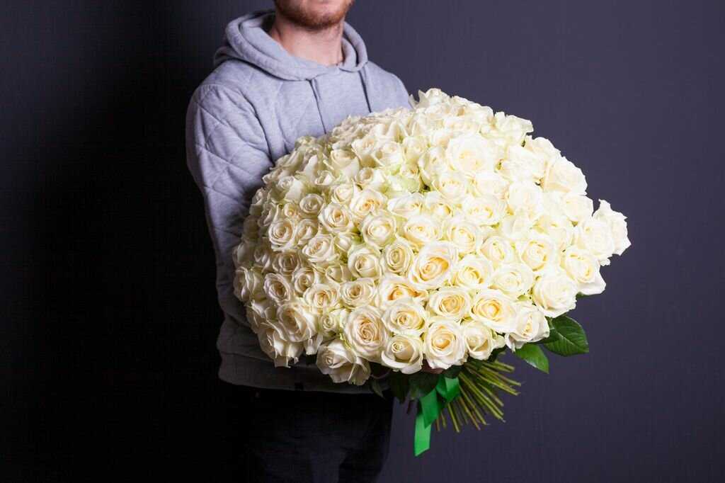 Мужчина дарит белые розы женщине фото