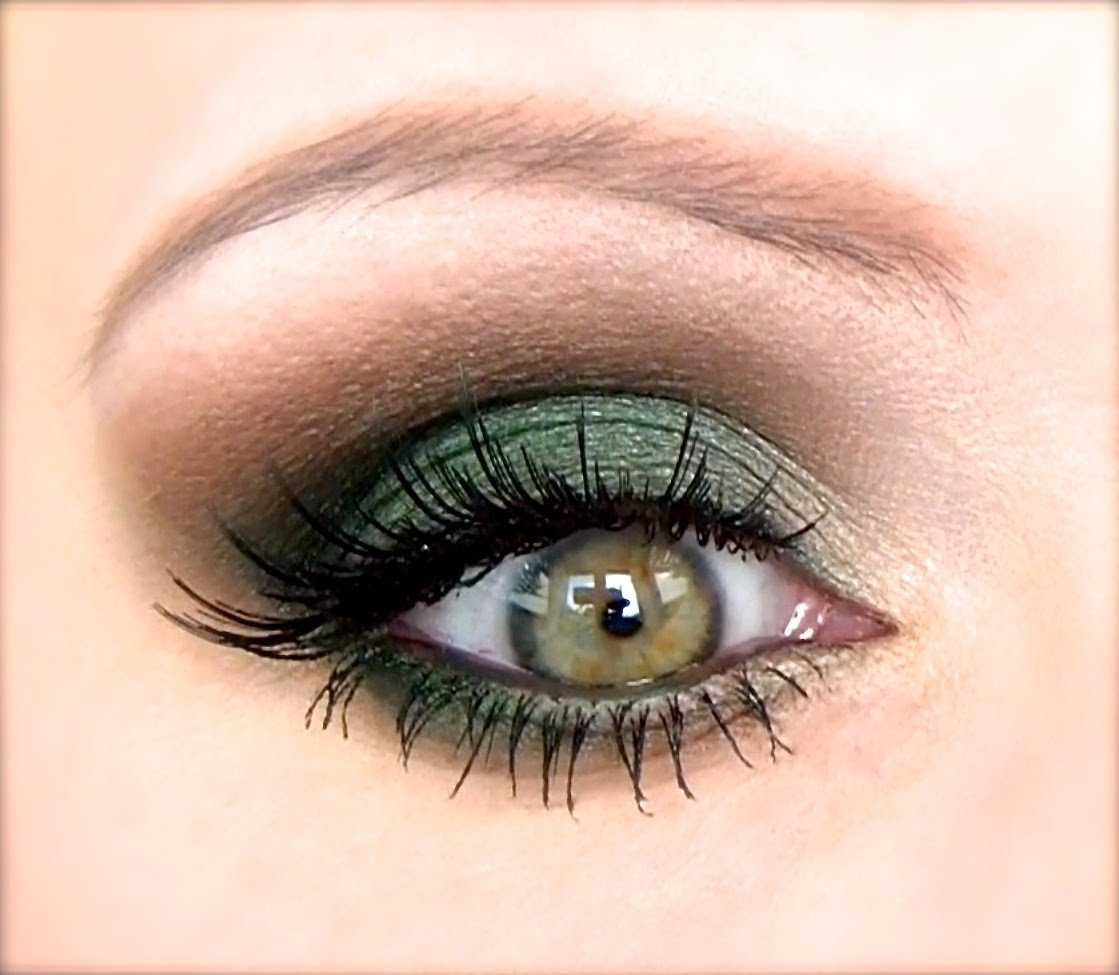 Идеи для макияжа на выпускной для девушки с зелеными глазами : смоки айс зеленого или синего цвета, разные цвета на верхнем и нежнем веке