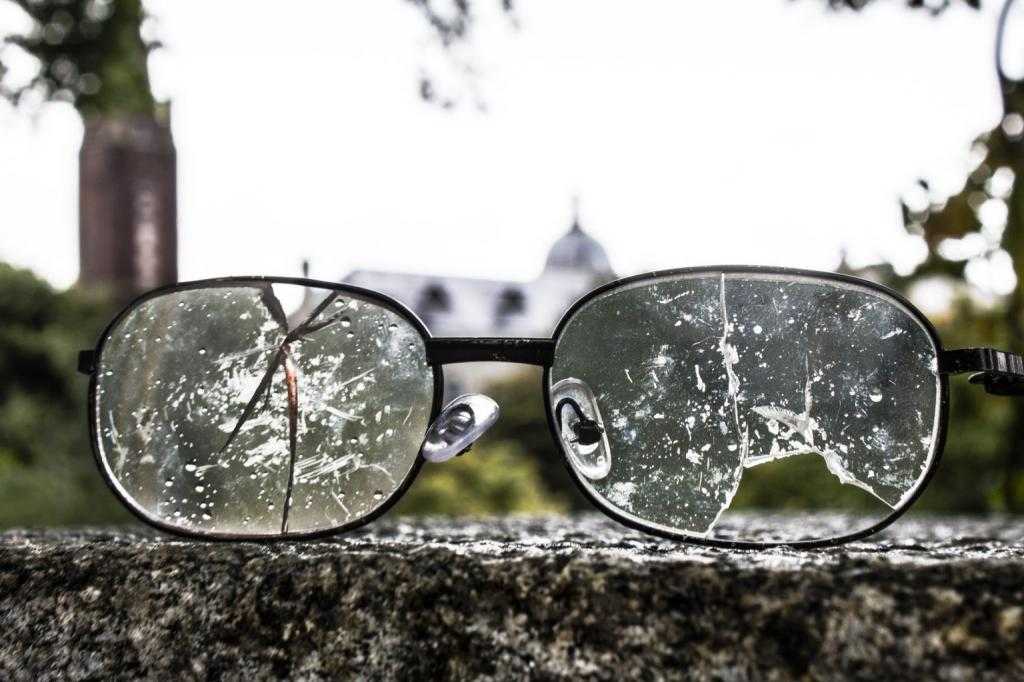 Приснившиеся очки сонник трактует, как символ проницательности, независимости от чужого мнения Однако для полноценной трактовки сна нужно знать его детали