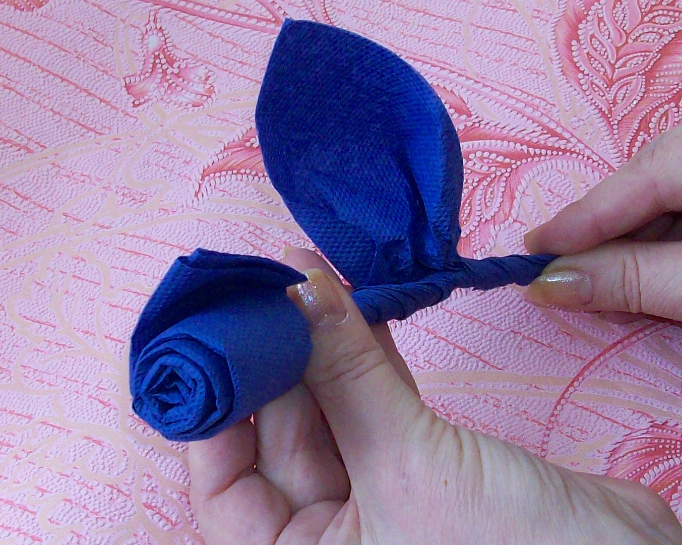 Как сделать розу из тканевой салфетки: 8 шагов
