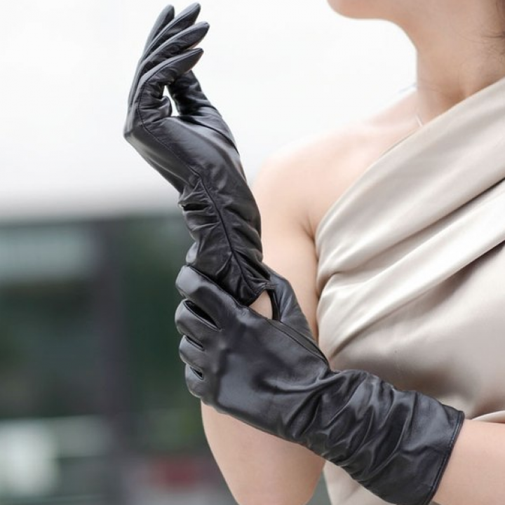 Перчатки душит. Женские руки в перчатках. Перчатки женские. Женские чёрные кожаные перчатки. Изящная рука в перчатке.