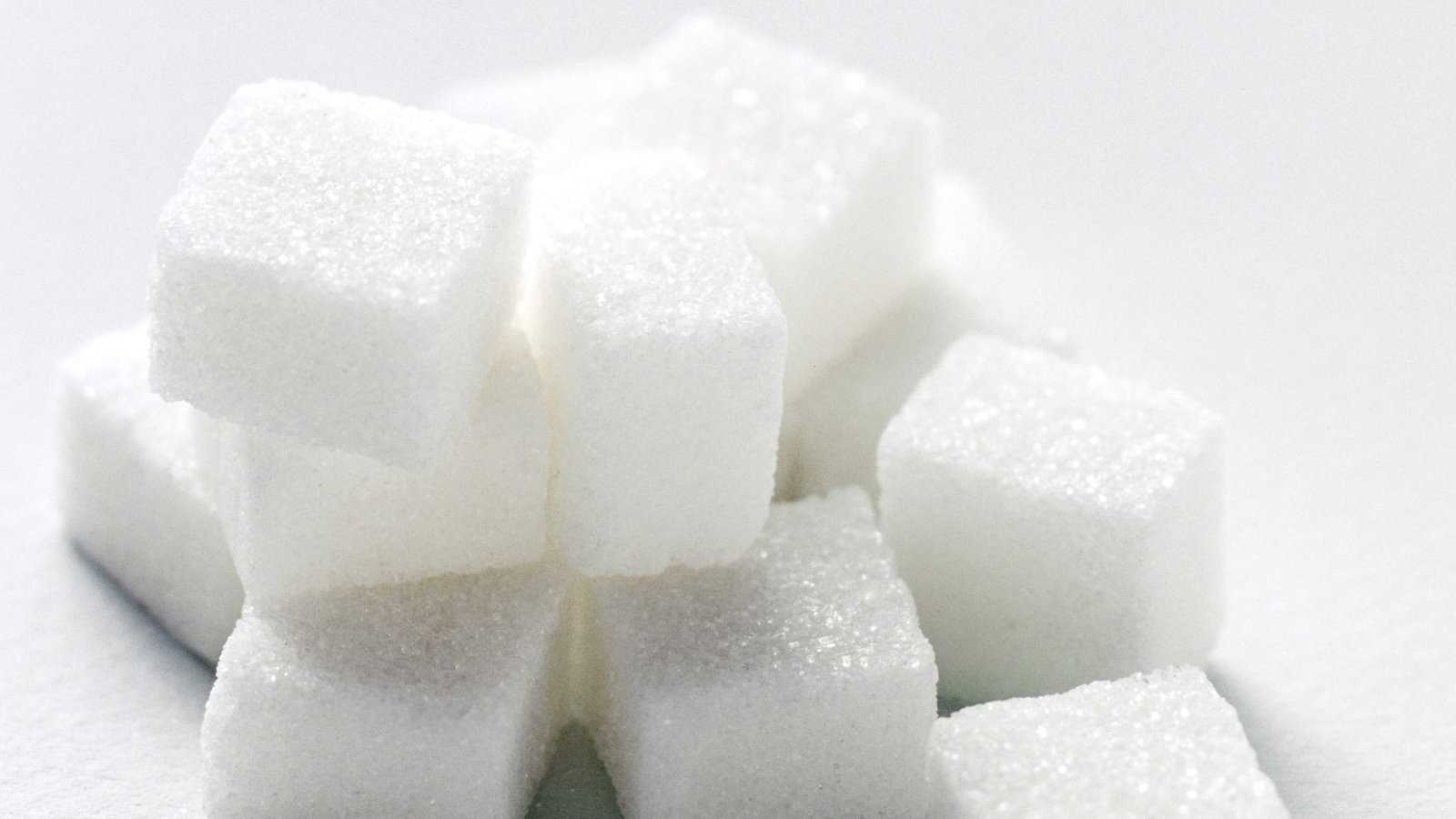 30+ примет о рассыпавшемся сахаре, и все — к достатку