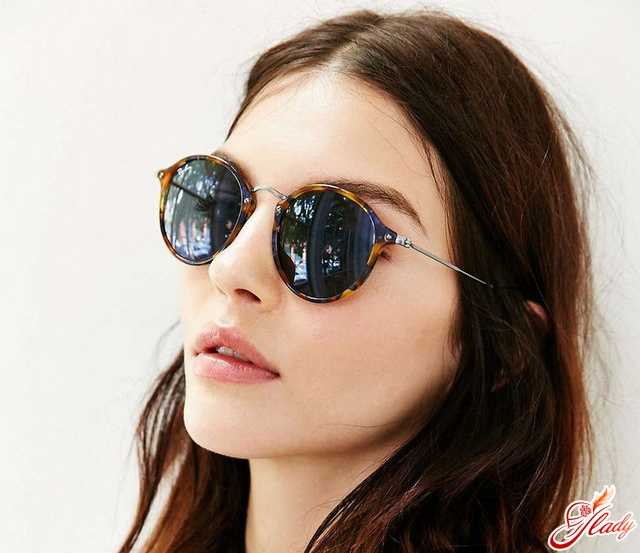 Рассказываем про самые модные женские солнцезащитные очки в 2021 году - оверсайз, очки-бабочки, градиентные, авиаторы и другие. Новые тренды и тенденции, большая галерея фото!