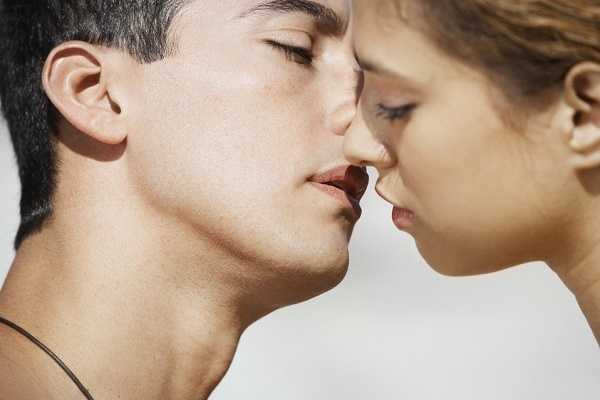? как научиться правильно целоваться в губы и с языком ? в первый раз?