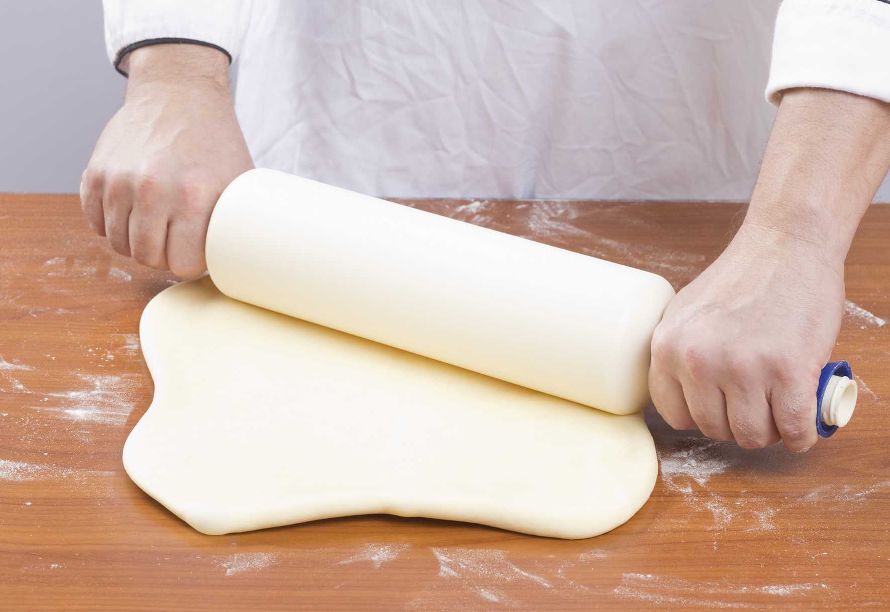 К чему снится тесто (женщине, девушке): месить руками, замешивать для пирогов, блинов, хлеба, пельменей, раскатывать дрожжевое, пышное, сырое и прочее