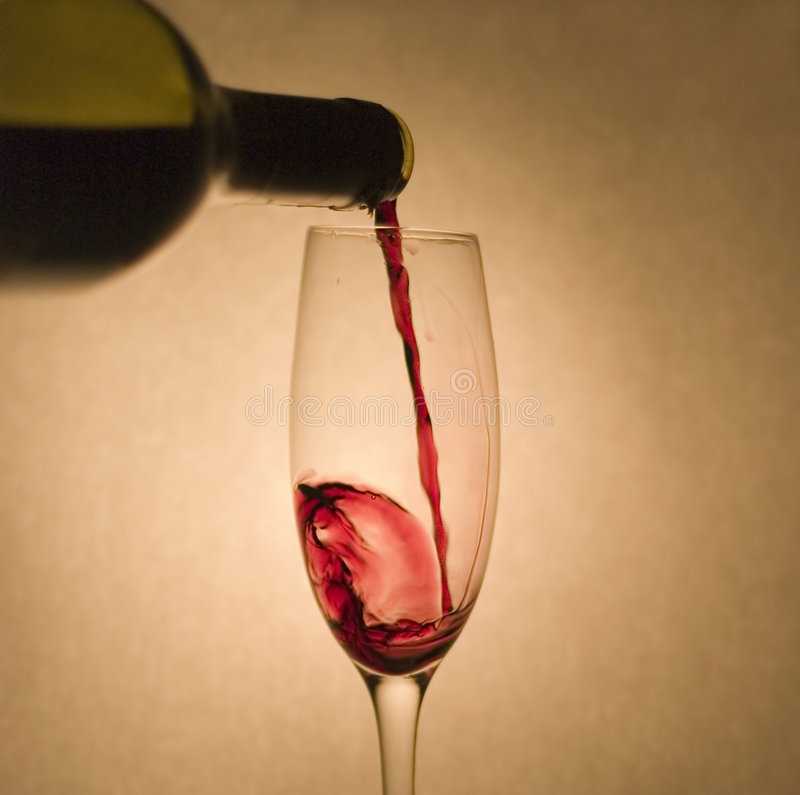 К чему снится пить во сне вино. Сон вино. К чему снится красное вино. Приснилось пить красное вино. С бокалом вина Ренессанс.