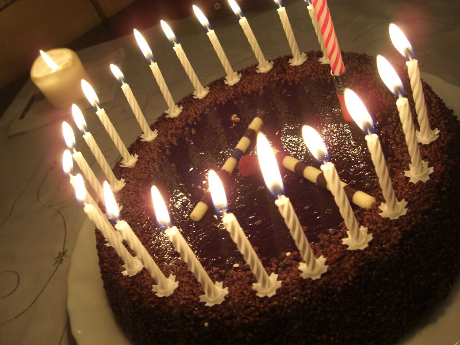 Видео торт свечи. Торт со свечками. Свечи для торта. Пирог со свечами. Красивый торт со свечами.
