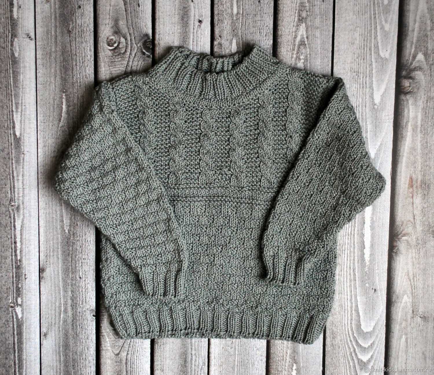 Связать красивый и теплый свитер для мальчика - задача выполнимая, в том числе и для начинающих Рассмотрим несколько доступных схем вязания свитеров