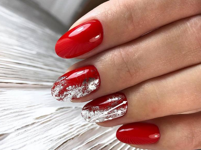 В 2019 году модно красить ногти во все оттенки красного Длина ногтей при этом должна быть средней или короткой