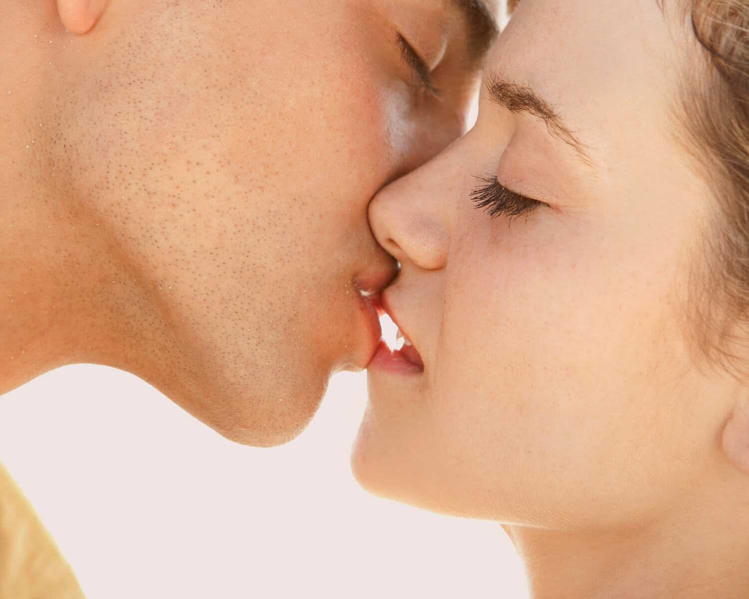Как правильно целоваться с языком: с парнем, с девушкой, техника поцелуя
